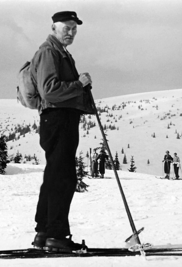 Der &#8222;Ski-Kpfer&#8220; Ernst Kp...Herzogenhorn vor der Feldberg-Kulisse.  | Foto: Archiv Strohmeier