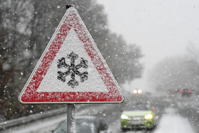 Es schneit.  | Foto: Lars Penning (dpa)