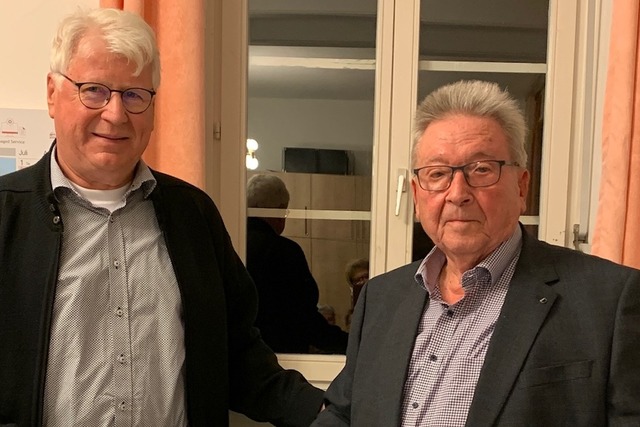 Eberhard Fischer (links) dankte dem sc...in Amt nach 21 Jahren in jngere Hnde  | Foto: Baufrderverein