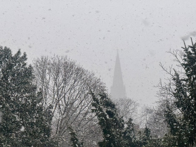 Es schneit in Freiburg.  | Foto: Valentin Gensch (dpa)