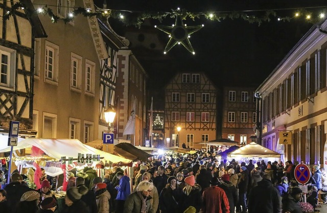 Der Ettenheimer Weihnachtsmarkt lockt mit seiner malerischen Altstadtkulisse.  | Foto: Sandra Decoux