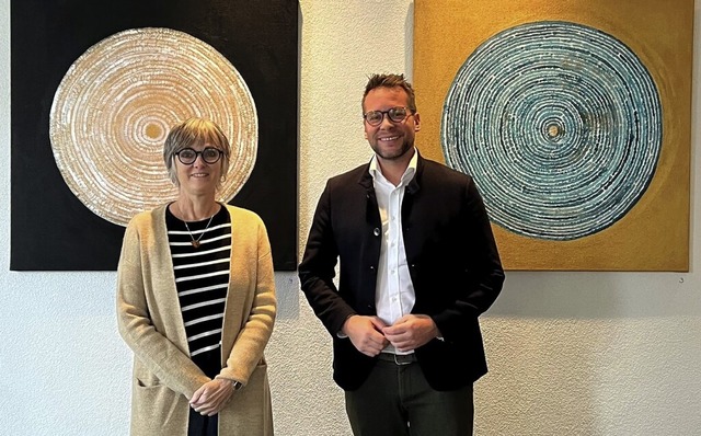 Doris Nickert und Brgermeister Tobias...e Ausstellung im Rathaus in Altenheim.  | Foto: Gemeinde Neuried