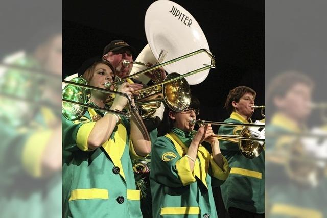 Guggenmusik spielt in Langenau