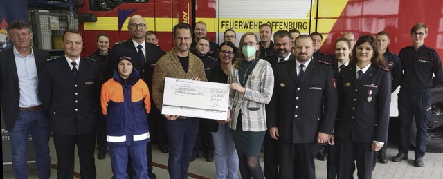 Oberbrgermeister Marco Steffens berr...nkten Jungfeuerwehrmann Louis Schaub.   | Foto: Offenburg