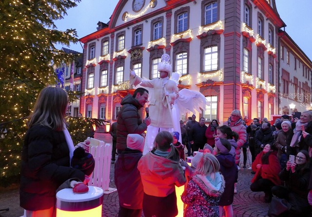 Kinder haben mit OB Marco Steffens am ...pfdruck den Weihnachtsbaum erleuchtet.  | Foto: Ralf Burgmaier