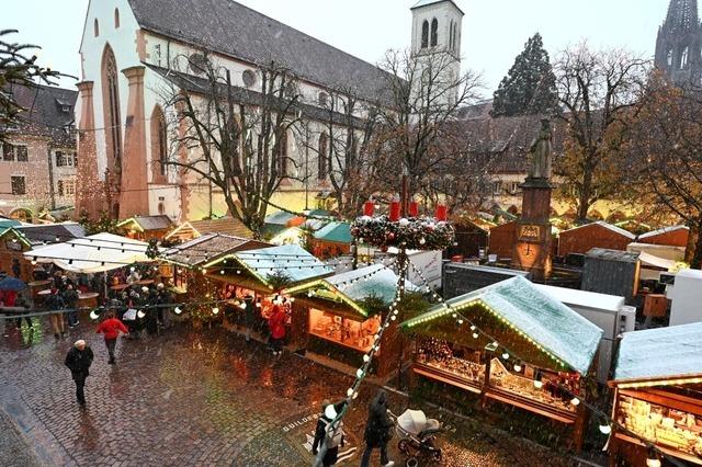 Freiburger Weihnachtsmarkt startet mit Schneetreiben - und einer Debatte ber die Gebhren