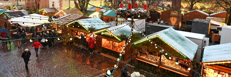 Freiburger Weihnachtsmarkt startet mit Schneetreiben - und einer Gebhren-Debatte