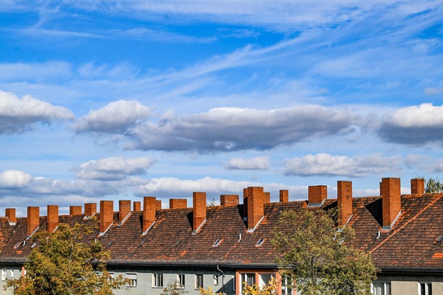 Wer ein Haus besitzt, muss Grundsteuer...n. Das kann teuer werden. (Symbolbild)  | Foto: Jens Kalaene/dpa