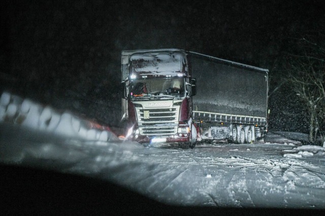 Im Hochschwarzwald hatten vor allem Lk... dem Schnee, so wie hier auf der L172.  | Foto: Jason Tschepljakow (dpa)