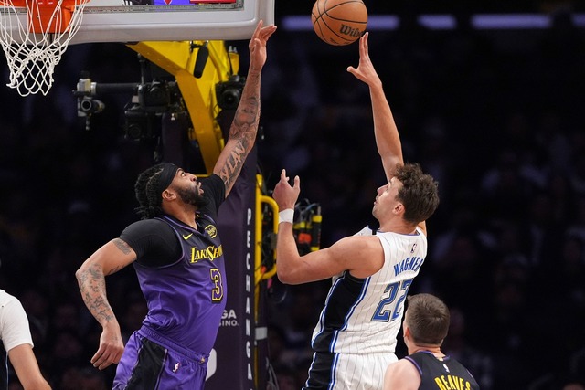 Franz Wagner (r) f&uuml;hrte die Orlan...n zum Sieg bei den Los Angeles Lakers.  | Foto: Mark J. Terrill/AP