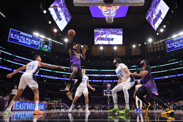 LeBron James (M) erzielte 31 Punkte, s...hony Davis aber von der Freiwurflinie.  | Foto: Mark J. Terrill/AP/dpa