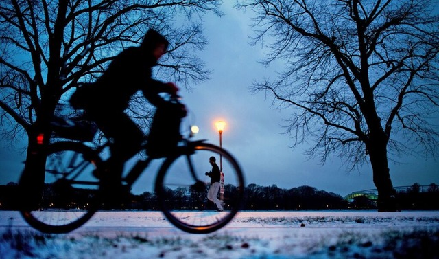 Radfahren im Dunkeln birgt gewisse Risiken.  | Foto: Julian Stratenschulte