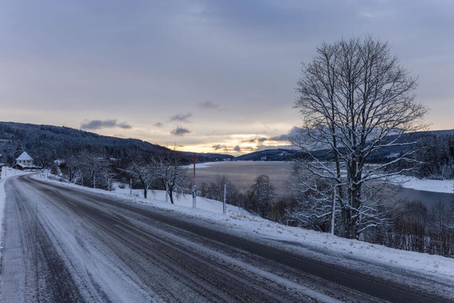 In der Nacht auf Freitag hat der Schne...ilen Sdbadens den Verkehr lahmgelegt.  | Foto: Philipp von Ditfurth (dpa)