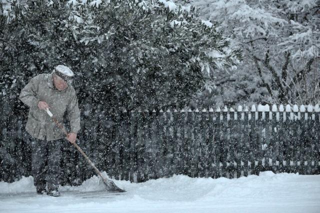 Beim Schneeschippen bitte auf den Rcken achten!