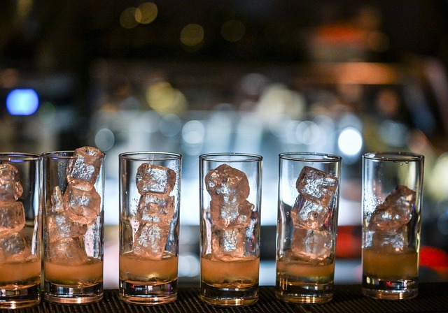 Selbst gebrannter Alkohol ist oft mit ...kann zum Tod f&uuml;hren. (Symbolbild)  | Foto: Jens Kalaene/dpa