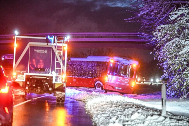 Ein Bus steht in Lrrach neben der Fahrbahn im Schnee.  | Foto: Jason Tschepljakow (dpa)