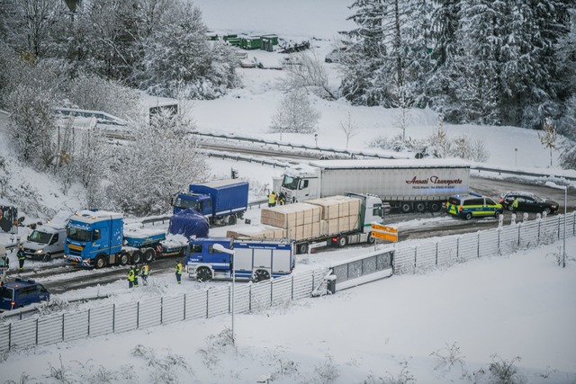 Lastwagen blockierten die A98.  | Foto: Jason Tschepljakow/dpa