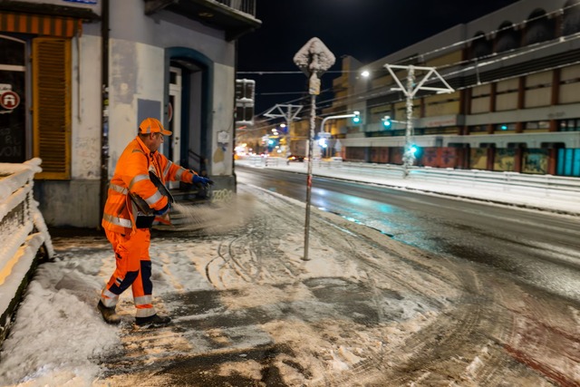 Der Winterdienst im Einsatz auf einem Gehweg in Freiburg.  | Foto: Philipp von Ditfurth/dpa