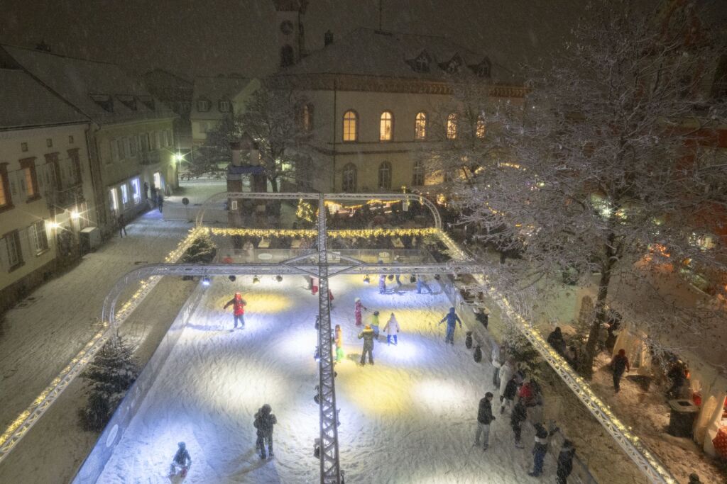 Auftakt nach Ma: Schneefall tauchte die Mllheimer Eisbahn zum Auftakt in eine winterliche Landschaft.