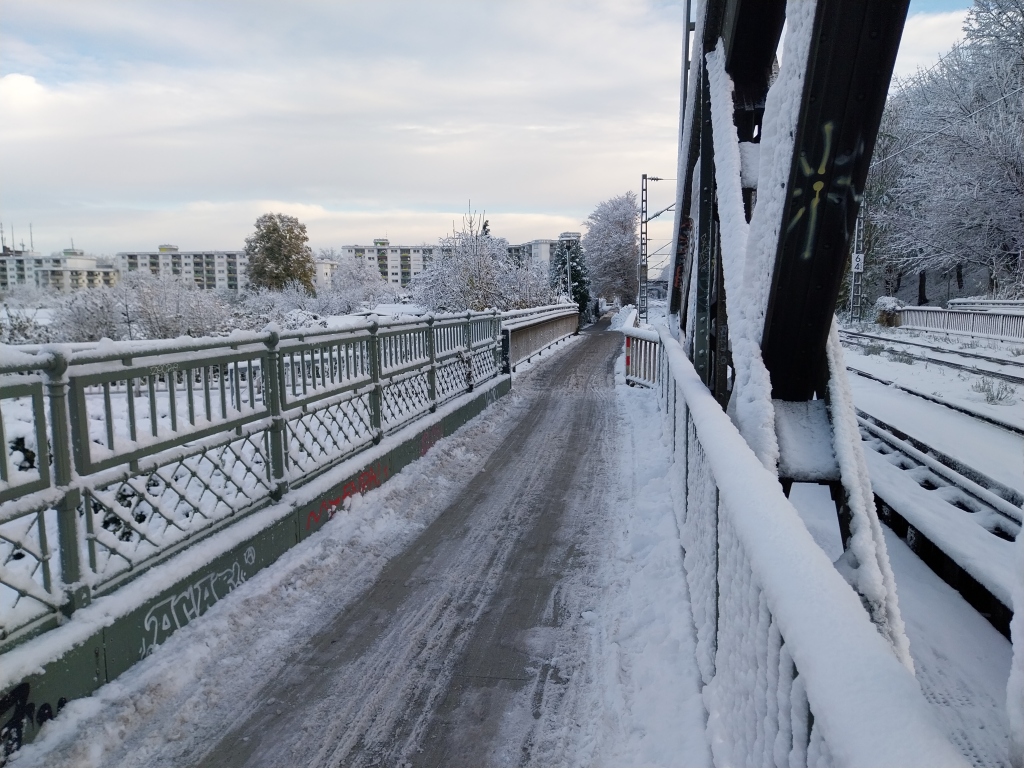 Der erste Schnee in Freiburg verschneite auch die Fahrradstraen.