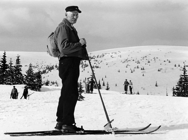 Der &#8222;Ski-Kpfer&#8220; Ernst Kp...Herzogenhorn vor der Feldberg-Kulisse.  | Foto: Archiv Strohmeier