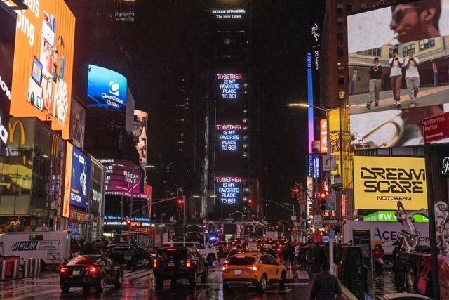 Knstlerischer Appell des Offenburgers Stefan Strumbel auf dem Times Square in Manhattan