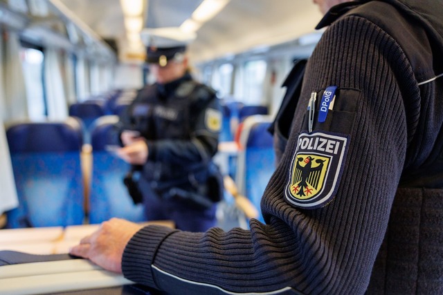 Die Beamten leiteten ein Strafverfahre... Steuerhinterziehung ein. (Symbolbild)  | Foto: Daniel Karmann/dpa