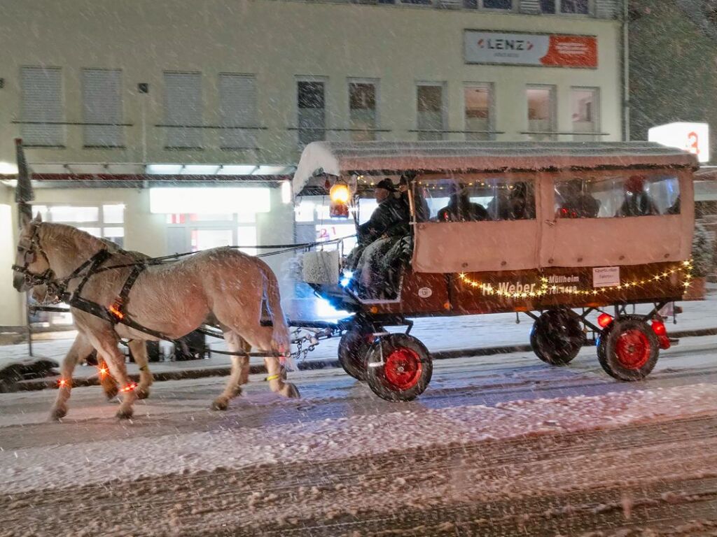 Nchtliche Kutschfahrt beim erstem Schneefall im Sptjahr 2024 in Mllheim