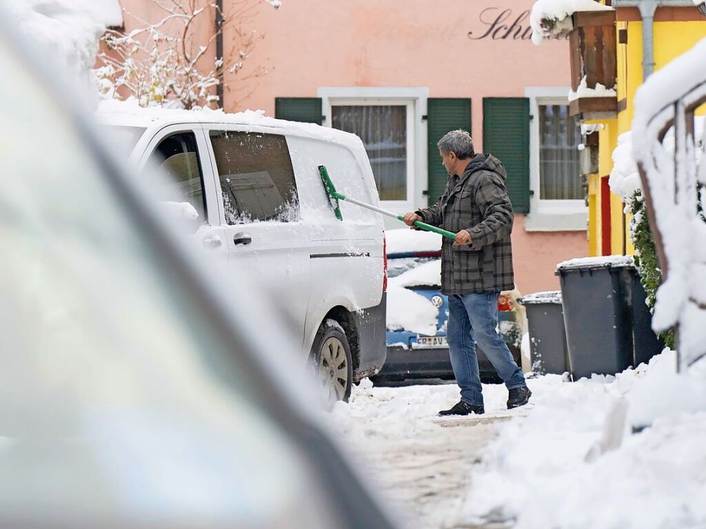 Die auf offener Flche parkenden Autos mussten morgens vom Schnee befreit werden.