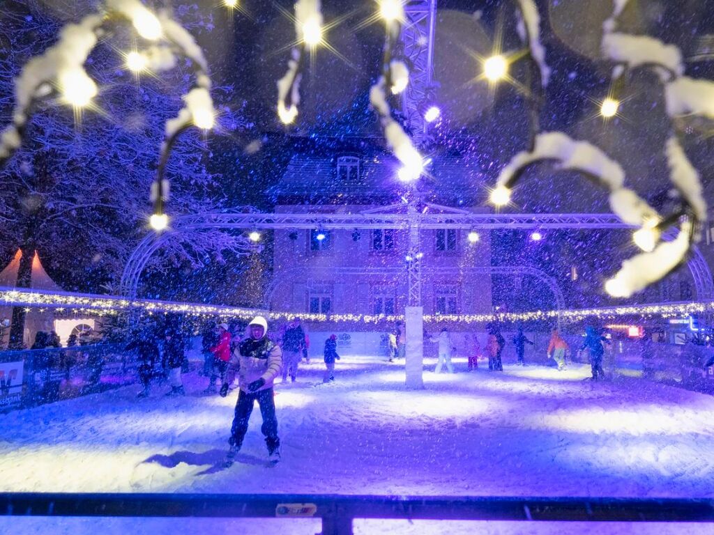 Die Mllheimer Eisbahn ffnete am Donnerstag ihre Pforten – und pnktlich wurde es richtig winterlich.