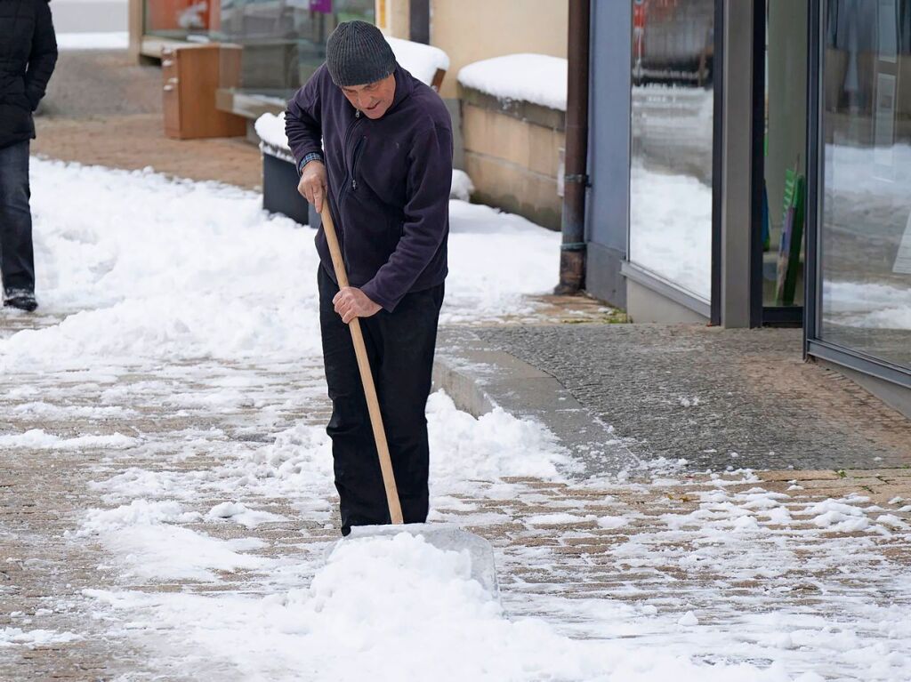 berall wurde am Freitagmorgen fleiig Schnee geschippt.