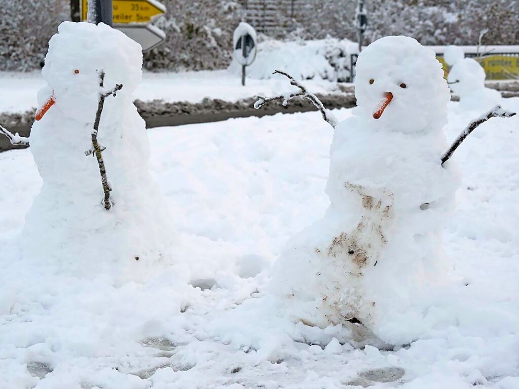 Schneemnner am Mllheimer Kreisverkehr bei Schwarzwaldstrae und Nubaumallee