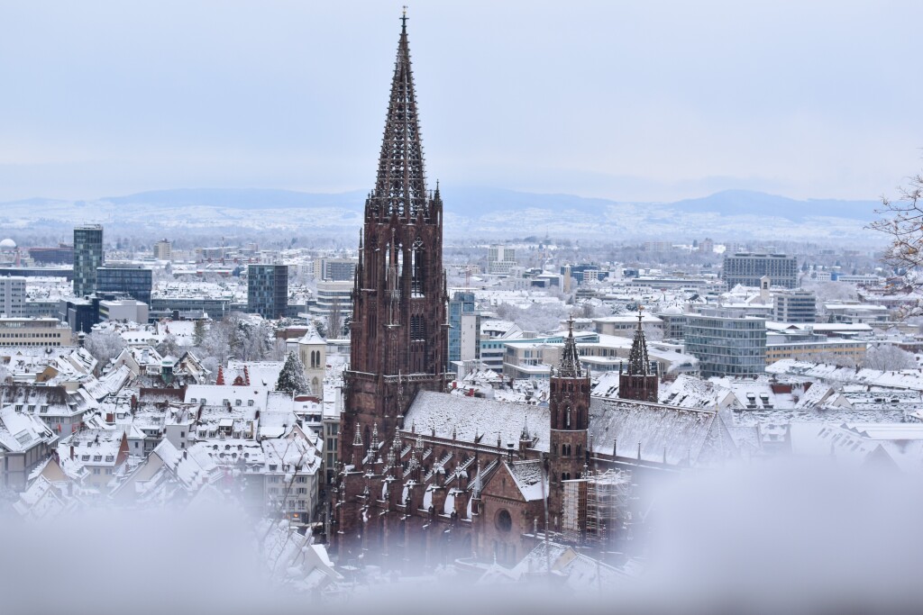 Wintereinbruch in Freiburg: Das Mnster und die Altstadt sind leicht mit Schnee bedeckt.