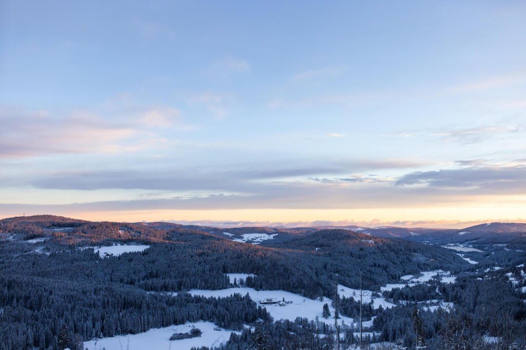 Die aufgehende Sonne beleuchtet den Schwarzwald.