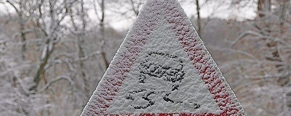 Schneefall sorgt fr Verkehrschaos am Vogelsangpass bei Btzingen