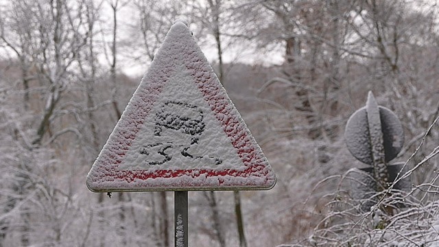 Schnee sorgte fr Probleme auf dem Vogelsangpass bei Btzingen (Symbolbild).  | Foto: Thomas Frey (dpa)