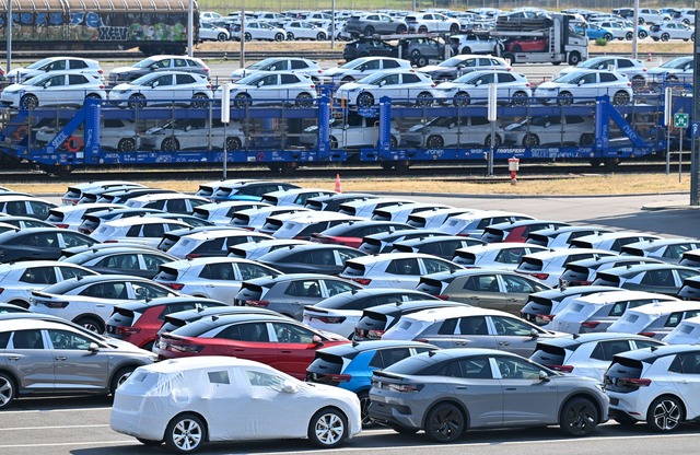 Die deutsche Industrie steht unter Dru...wie die Automobilbranche (Archivbild).  | Foto: Hendrik Schmidt/dpa