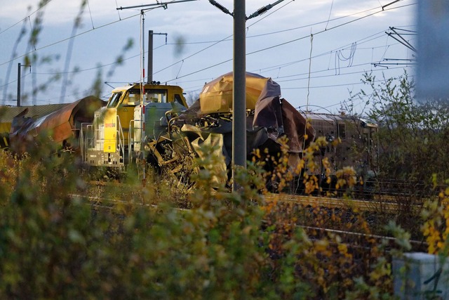 Drei Menschen haben sich bei einem G&uuml;terzug-Unfall bei Kerpen verletzt.  | Foto: Henning Kaiser/dpa