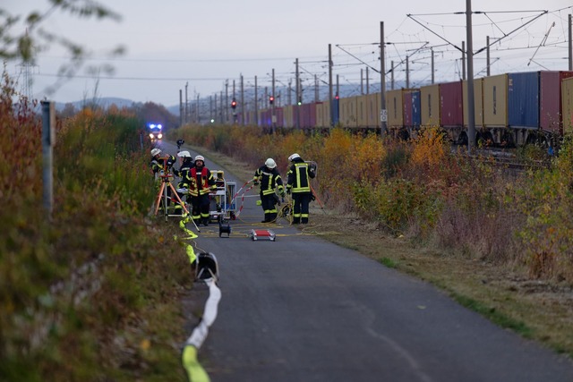 Die Feuerwehr war mit einem Gro&szlig;aufgebot im Einsatz.  | Foto: Henning Kaiser/dpa