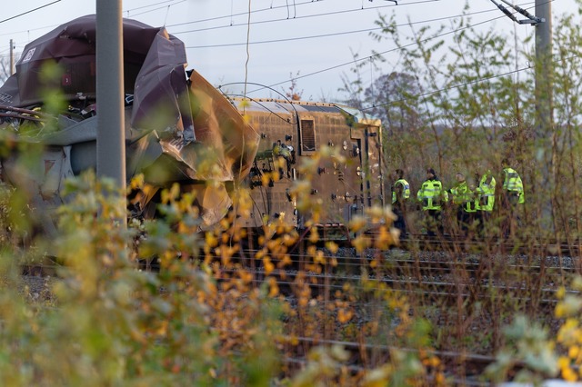 Die betroffene Bahnstrecke zwischen K&... Aachen bleibt wohl tagelang gesperrt.  | Foto: Henning Kaiser/dpa