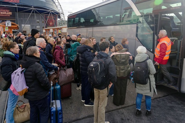 Die Bahn bot Busse als Ersatz f&uuml;r... an. Es bildeten sich lange Schlangen.  | Foto: Henning Kaiser/dpa