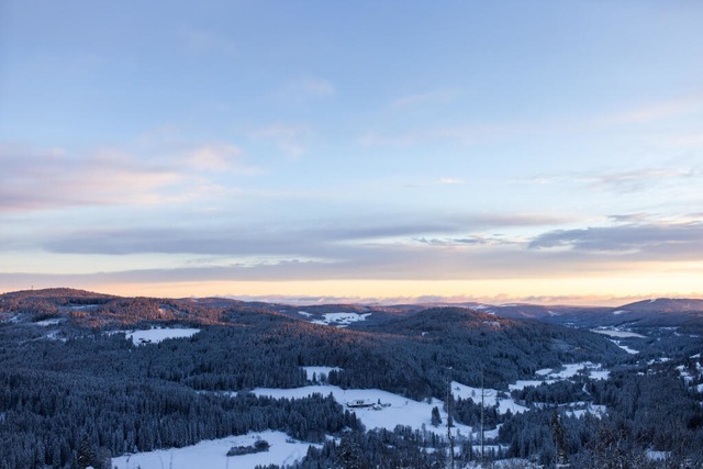 Der Schwarzwald sieht am Freitagmorgen...intersportlerinnen und Wintersportler.  | Foto: Philipp von Ditfurth (dpa)