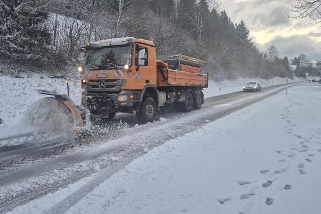 Auch im Hochschwarzwald sorgt der starke Schneefall fr Chaos auf den Straen und Sachschden