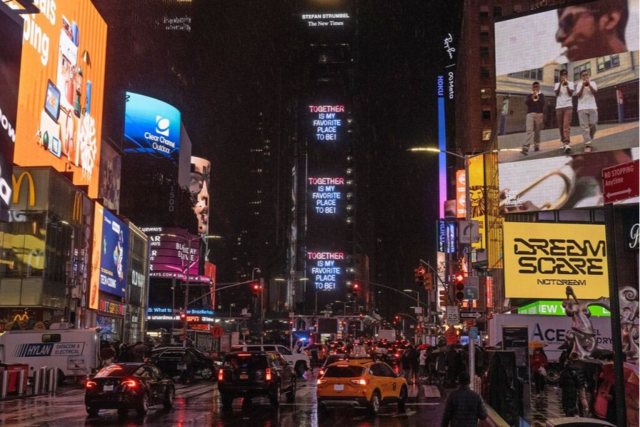 Der Offenburger Knstler Stefan Strumbel zeigt sein neues Werk auf dem Times Square in New York