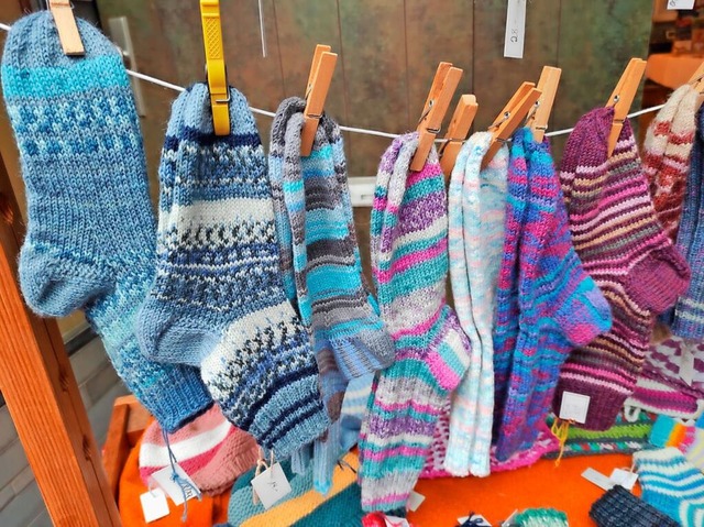 Die selbstgestrickten Socken sind begehrt (Symbolbild).  | Foto: Christa Maier