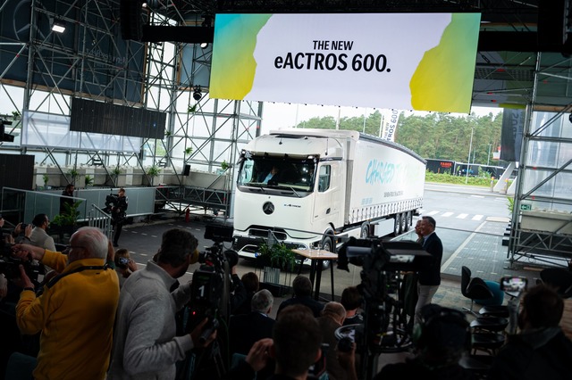 Im Herbst 2023 wurde der neue E-Lkw vo...rienfertigung angelaufen. (Archivbild)  | Foto: Jonas Walzberg/dpa