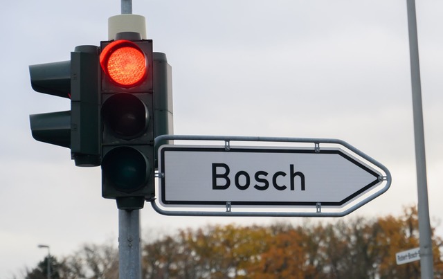 Der Autozulieferer Bosch streicht Tausende Stellen.  | Foto: Alicia Windzio/dpa