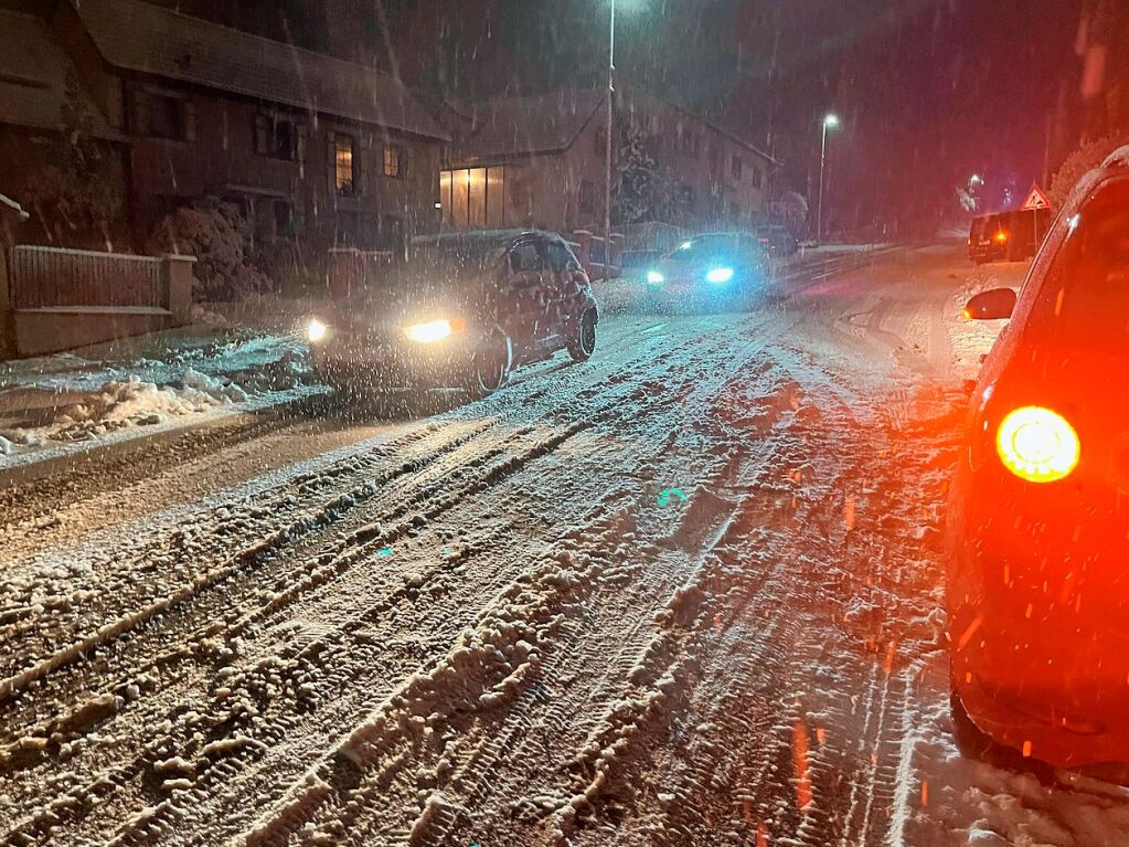 Hier fuhren die Autos noch am Schliengener Buck. Von etwa 18 bis 20 Uhr sperrte die Feuerwehr am Donnerstag den Teil der Bundesstrae 3 zwischen Schliengen und Hertingen.