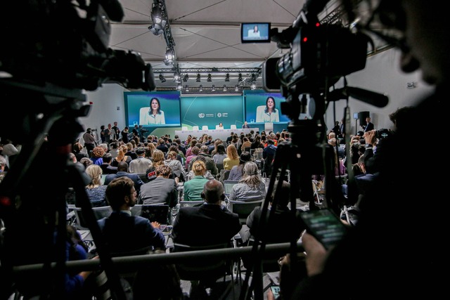 Volles Haus bei der Pressekonferenz Baerbocks auf der Klimakonferenz.  | Foto: Bianca Otero/ZUMA Press Wire/dpa