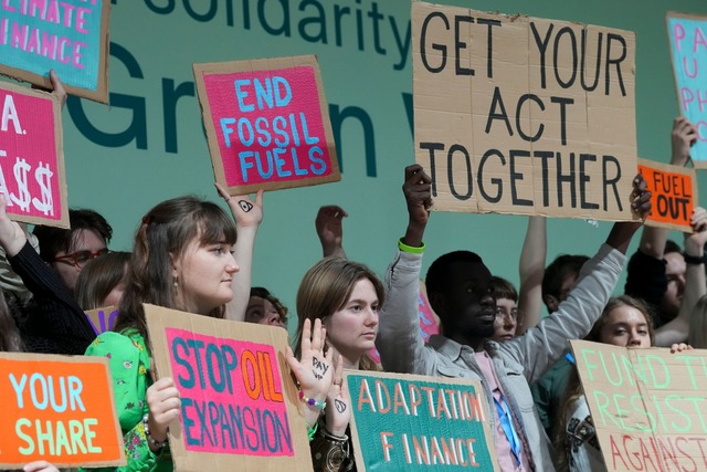 Wollen den Ausbau fossiler Energien stoppen: Klimaaktivisten in Baku.  | Foto: Peter Dejong/AP